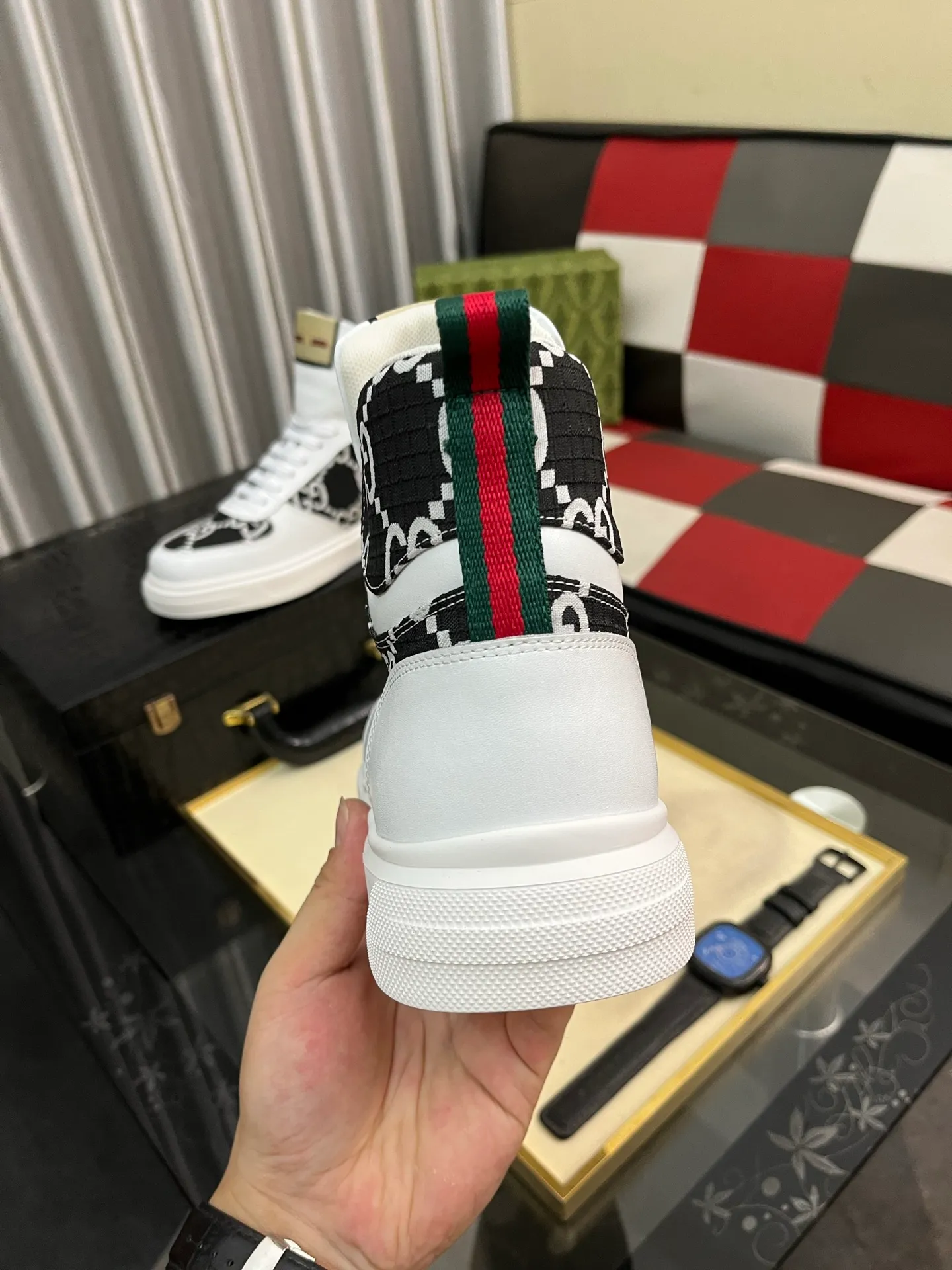 Men's shoes 💰440⌚️⌚️ Gucci •Gucci original quality. ~ Unique modern style sneakers. 🏃A must-have casual shoe for trendy men😍😍 Original brand imported from Italy, imported original leather, sheep lining (refuses to discolor and grind feet) Sole: Original sole provided by the original factory, French lazy style design ⚠️Fit to the feet, original quality attached, super comfortable original sole, size: 38-443️⃣Colors available
